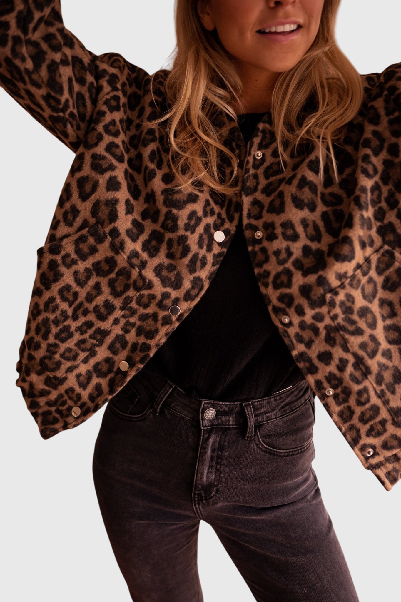 Hermina | Elegantna jakna z leopardjim potiskom